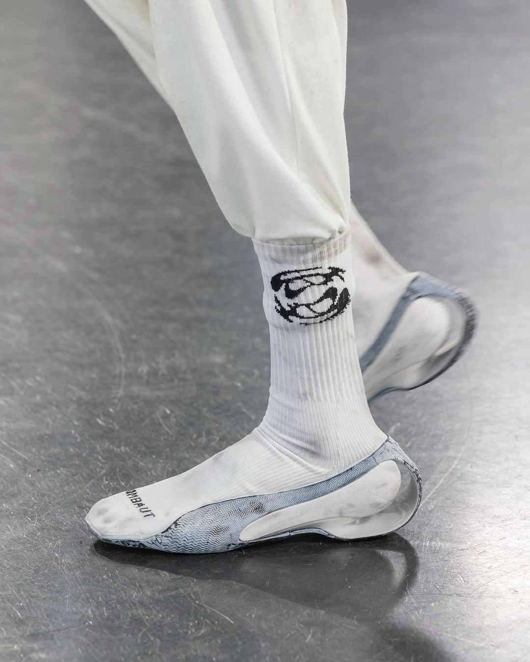 从繁复堆砌到简约融合，小众鞋履品牌的风格进化之路(图4)