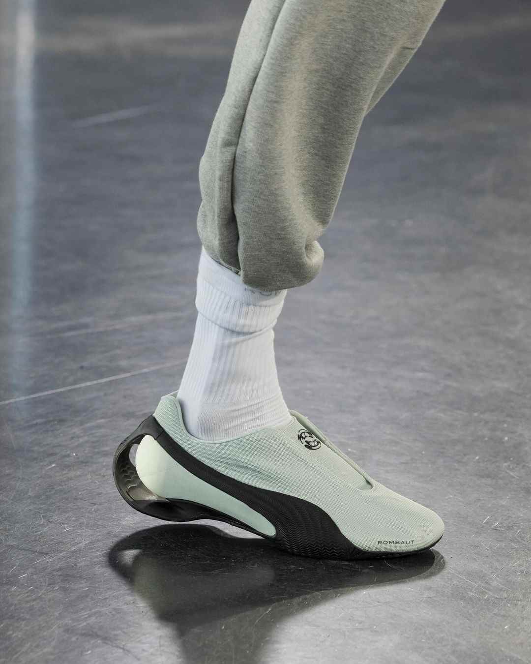 从繁复堆砌到简约融合，小众鞋履品牌的风格进化之路(图3)