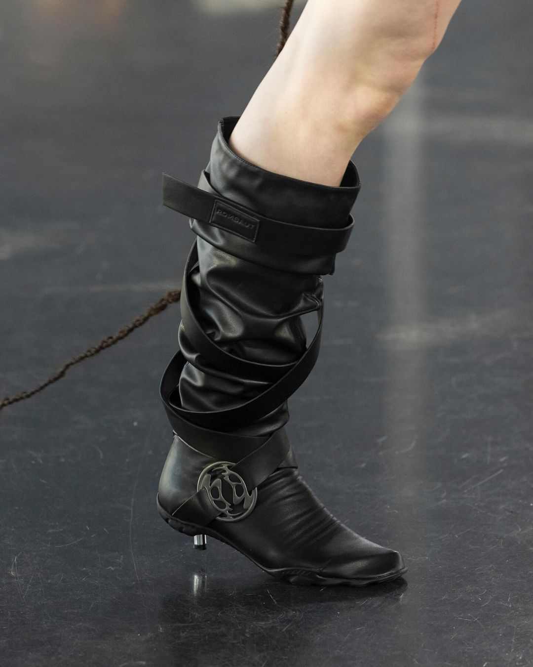 从繁复堆砌到简约融合，小众鞋履品牌的风格进化之路(图13)